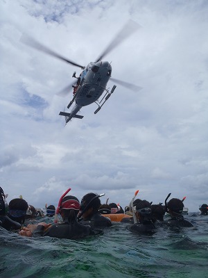 ヘリからの猛烈な風