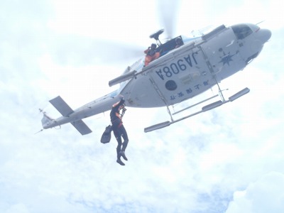 ヘリから下りる潜水士