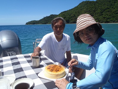 友さんの５００ＤＩＶＥ記念ケーキを船上ランチで