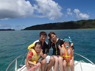 笑顔はじける姉弟の西表島貸切ボートチャーターツアー