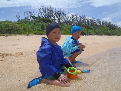 奥西表のビーチで貝拾い 奥西表のビーチで貝拾い