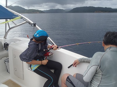 雨でも西表島で釣りまくりの貸切ボートチャーターツアー