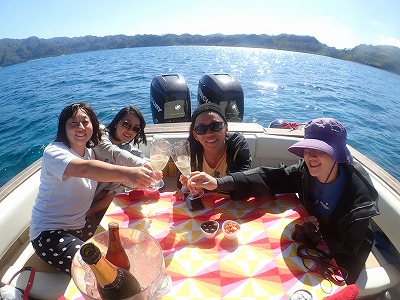 西表島でボートチャーターシュノーケリング釣りのセレブ女子会