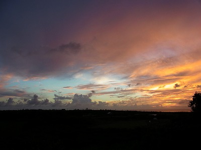 １９：４０の西表島の空